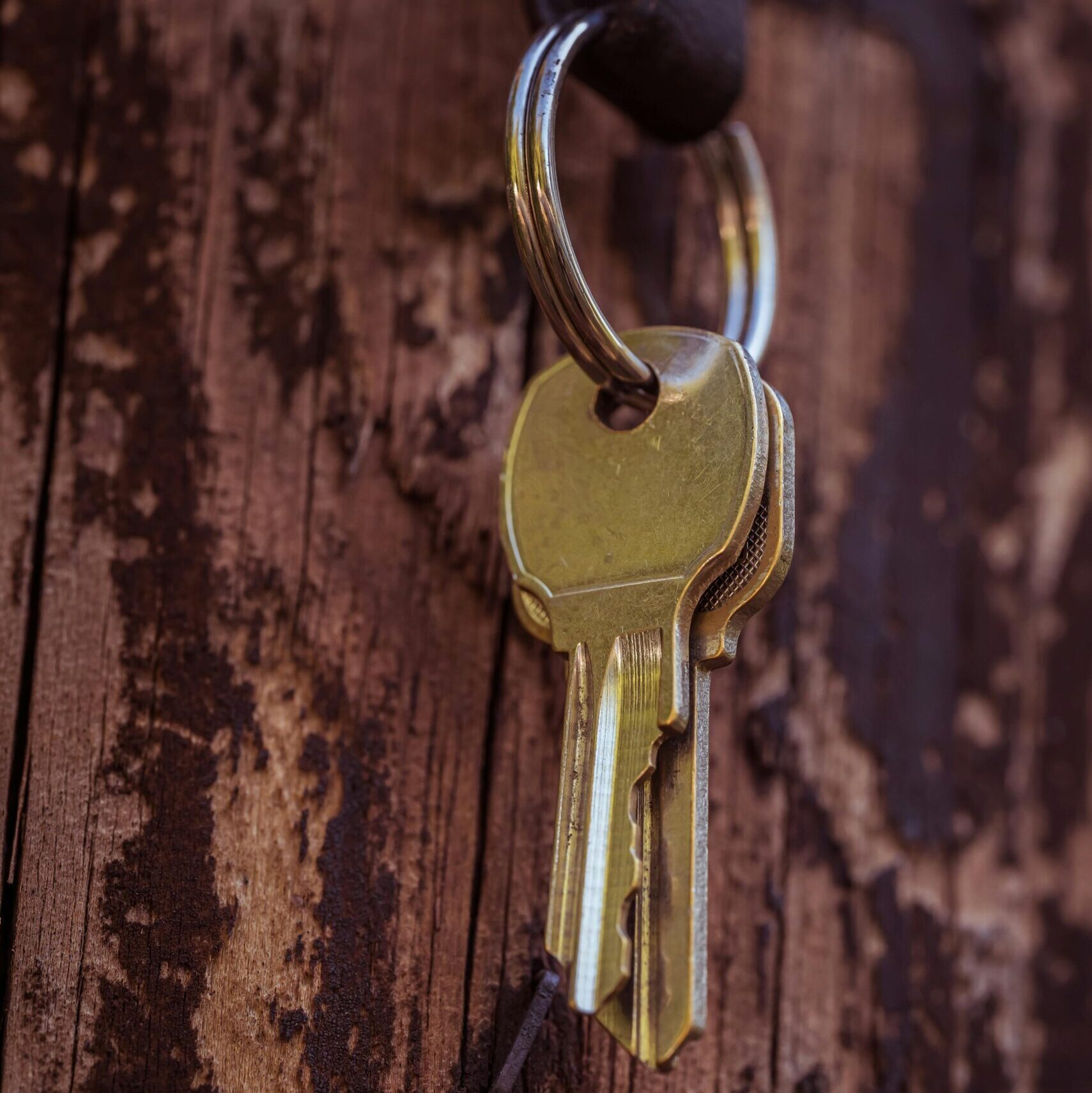 House keys hanging on a hook representing first-time buyers free advice to get a property.